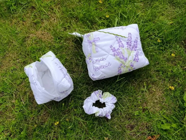 Zestaw 2 bawełnianych kosmetyczek + gratis frotka do włosów Lawenda