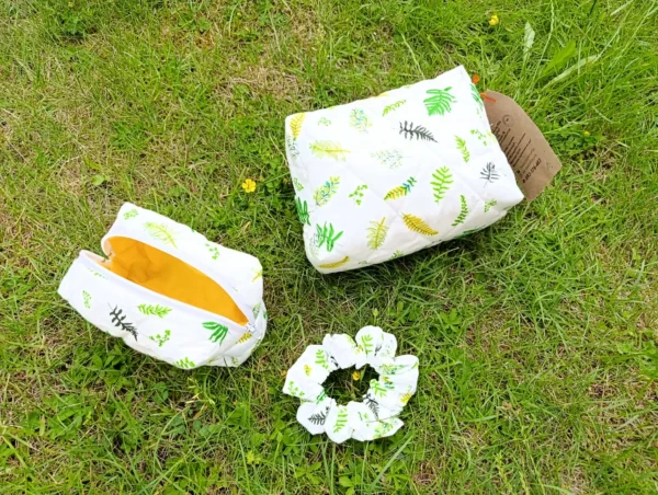 Zestaw 2 bawełnianych kosmetyczek + gratis frotka do włosów Liście zielone